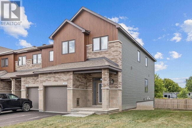 property at 370 Rue Labelle St