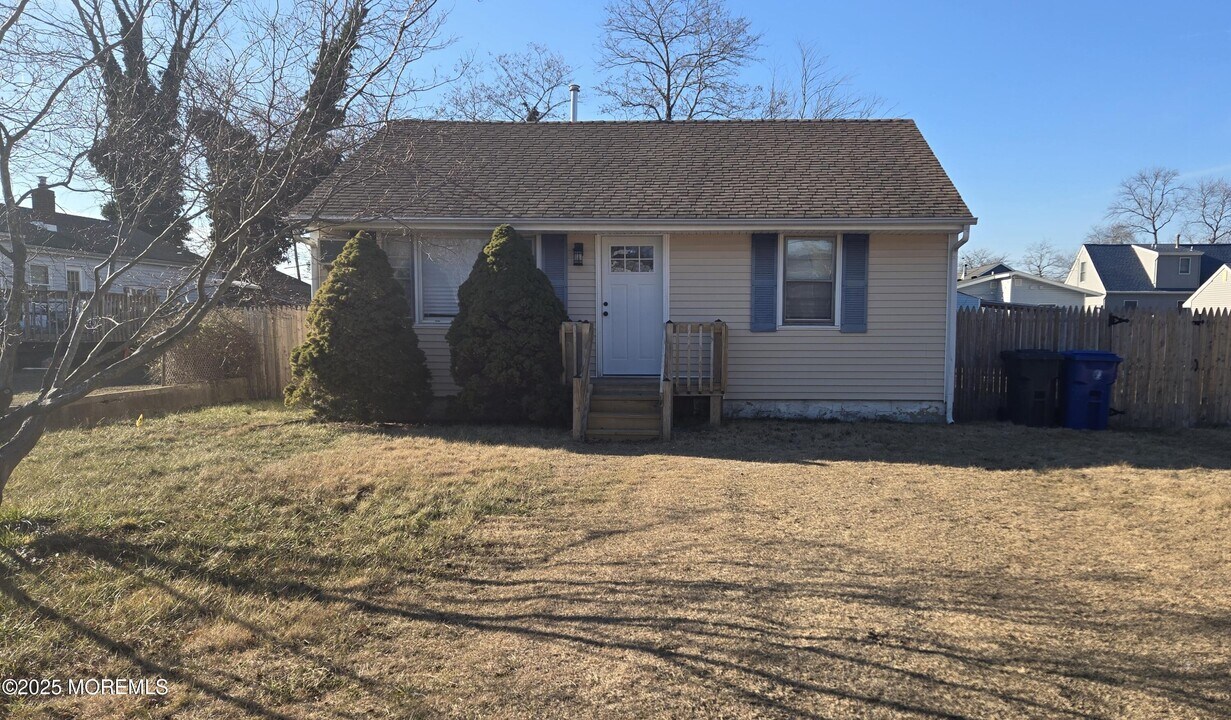 554 Lillie Rd in Toms River, NJ - Building Photo