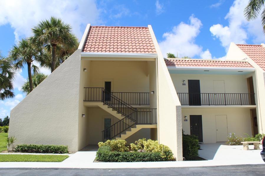 1705 Presidential Way in West Palm Beach, FL - Building Photo