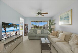 16881 Davis Rd in Ft. Myers, FL - Building Photo