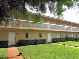 10165 Twin Lakes Dr in Coral Springs, FL - Building Photo
