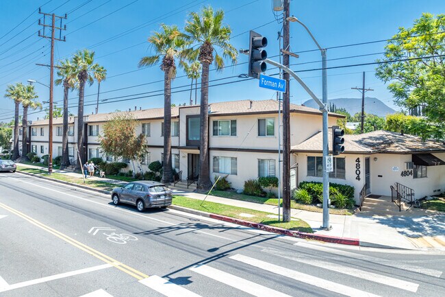 Toluca Apartments in North Hollywood, CA - Foto de edificio - Building Photo