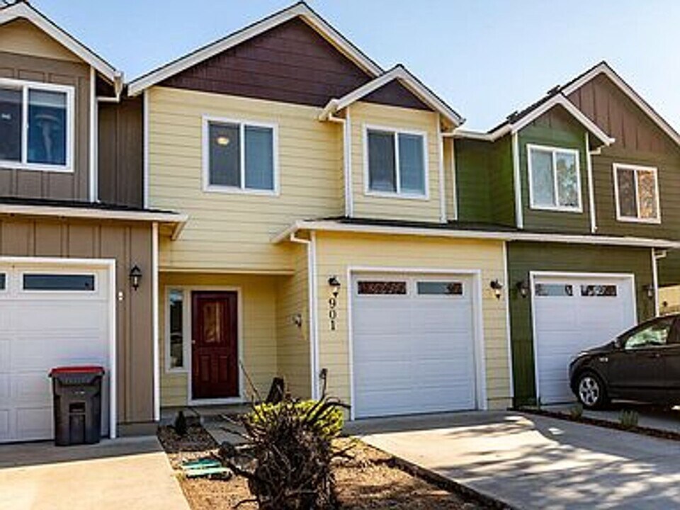 901 Silver Fox Dr in Central Point, OR - Building Photo