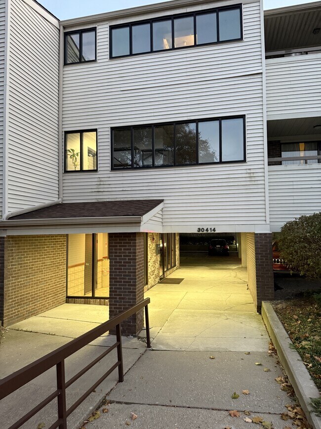 30414 Orchard Lake Rd in Farmington Hills, MI - Building Photo - Building Photo