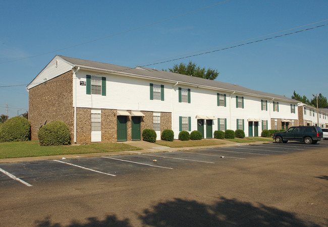 Hunter Oaks Apartments in Clinton, MS - Building Photo - Building Photo