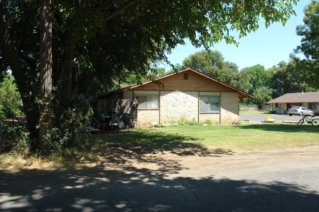 1256 Guill St in Chico, CA - Foto de edificio - Building Photo