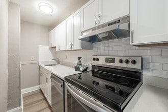 Reservoir Court in Brookline, MA - Building Photo - Interior Photo