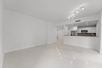 1050 Brickell Ave, Unit 3320 in Miami, FL - Foto de edificio - Building Photo