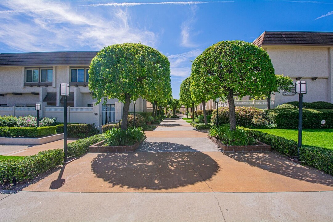 848 W Huntington Dr in Arcadia, CA - Building Photo