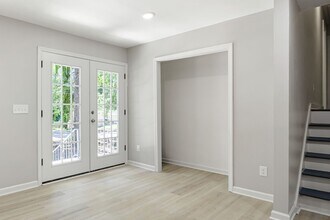 5520 St Lo Ln in College Park, GA - Foto de edificio - Building Photo