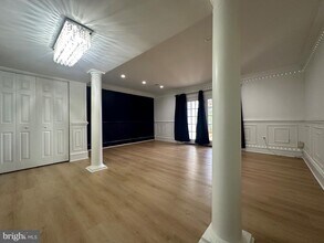 8282 White Pine Dr in Manassas Park, VA - Building Photo - Building Photo