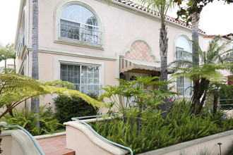 215 S Doheny Dr in Beverly Hills, CA - Building Photo - Building Photo