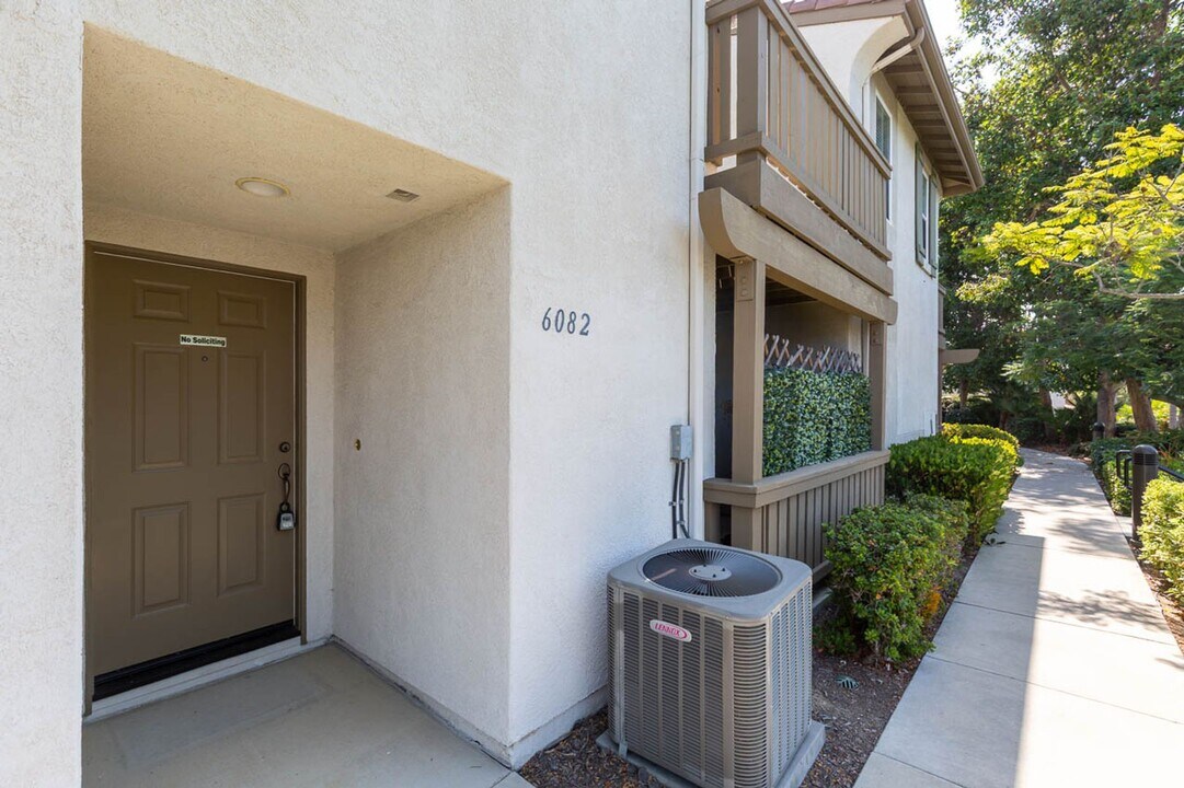 6082 Paseo Salinero in Carlsbad, CA - Building Photo