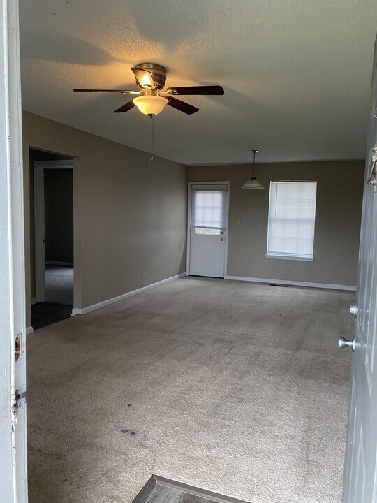 2070 Carneal Ln in Oak Grove, KY - Building Photo