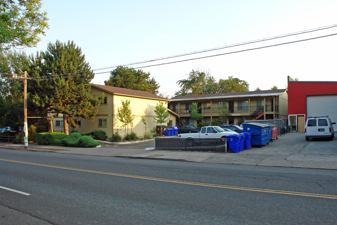 2703-2723 SE Division St in Portland, OR - Foto de edificio