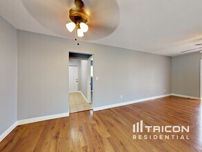 8206 Laguna Ln in Tampa, FL - Building Photo - Building Photo