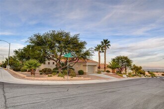 10820 Dover Creek Ave in Las Vegas, NV - Foto de edificio - Building Photo