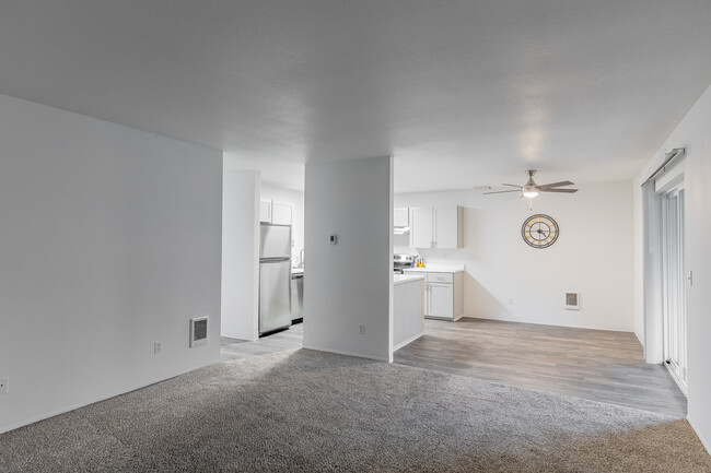 Woodspring Apartments in Tigard, OR - Building Photo - Interior Photo