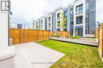 3010 Trailside Dr in Oakville, ON - Building Photo - Building Photo