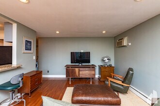 4136 N California Ave, Unit 304 in Chicago, IL - Building Photo - Building Photo