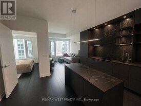 11 Yorkville Ave in Toronto, ON - Building Photo
