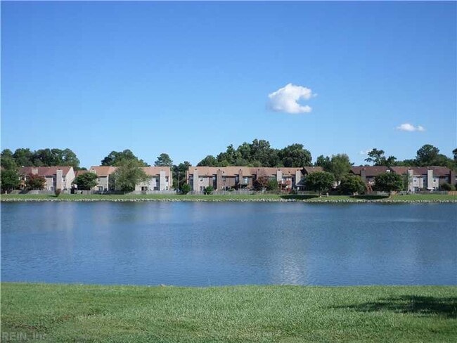 4721 Eldon Ct in Virginia Beach, VA - Foto de edificio - Building Photo