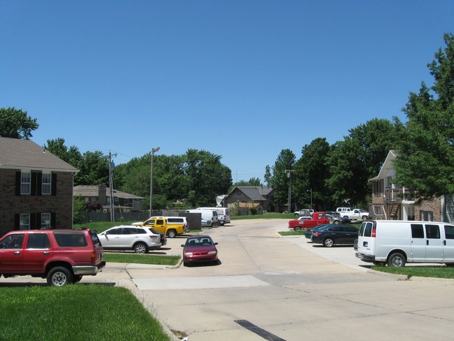 1614 E Kansas City Rd in Olathe, KS - Foto de edificio - Building Photo