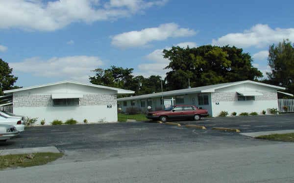 Coronet Terrace Apartments in Hollywood, FL - Building Photo