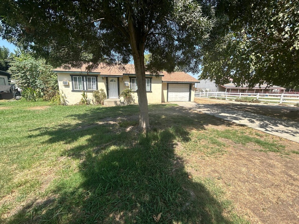 14384 Locust St in Armona, CA - Building Photo