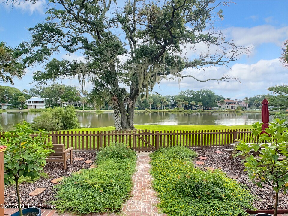137 Washington St in St. Augustine, FL - Building Photo