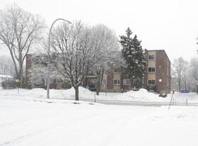 Village West 1 & 2 in Dollard-des-Ormeaux, QC - Building Photo