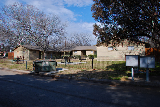 1511 W Lovers Ln in Arlington, TX - Building Photo - Building Photo