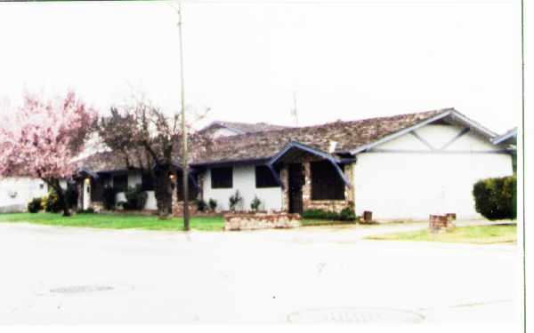 433-459 S Powers Ave in Manteca, CA - Foto de edificio