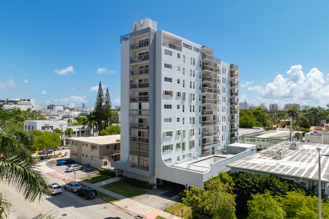 Golden West Condominium in Miami Beach, FL - Foto de edificio - Building Photo