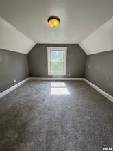 201 S Howell St in Davenport, IA - Foto de edificio - Building Photo