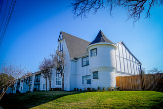 The Sutton on Park Lane in Dallas, TX - Building Photo - Building Photo