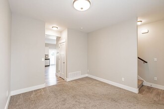 654 S Saturn Ave in Idaho Falls, ID - Foto de edificio - Building Photo