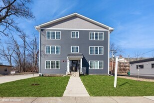 22 W Willow St in Lombard, IL - Building Photo