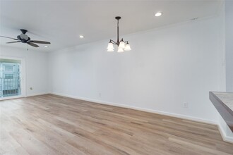 306 NASA Road 1 in Seabrook, TX - Building Photo - Building Photo