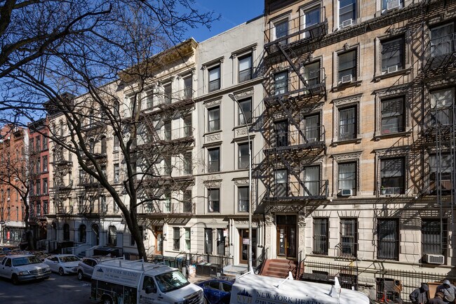 163 W 80th St in New York, NY - Foto de edificio - Building Photo