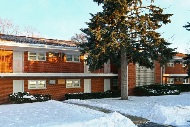 Holiday Lane Condominiums in Des Plaines, IL - Building Photo - Building Photo