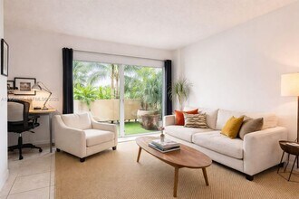 880 NE 69th St in Miami, FL - Foto de edificio - Building Photo