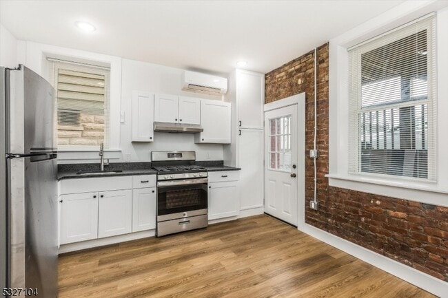 200 Forest St in Montclair, NJ - Building Photo - Building Photo