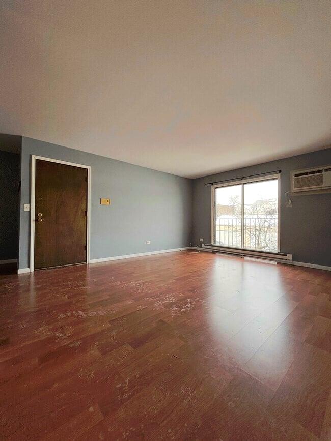 175 N Waters Edge Dr in Glendale Heights, IL - Building Photo - Building Photo