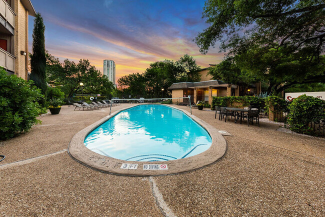 SoCo on the Lake in Austin, TX - Foto de edificio - Building Photo