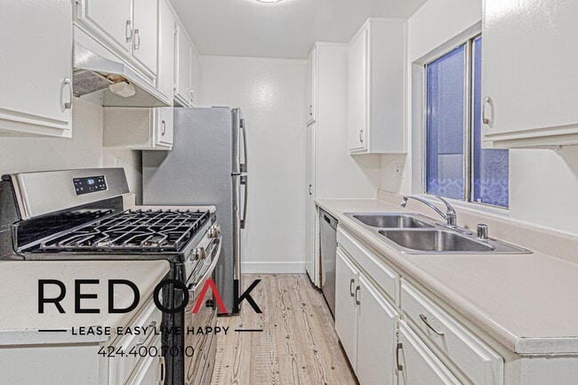 11817 Victory Blvd in Los Angeles, CA - Building Photo - Building Photo