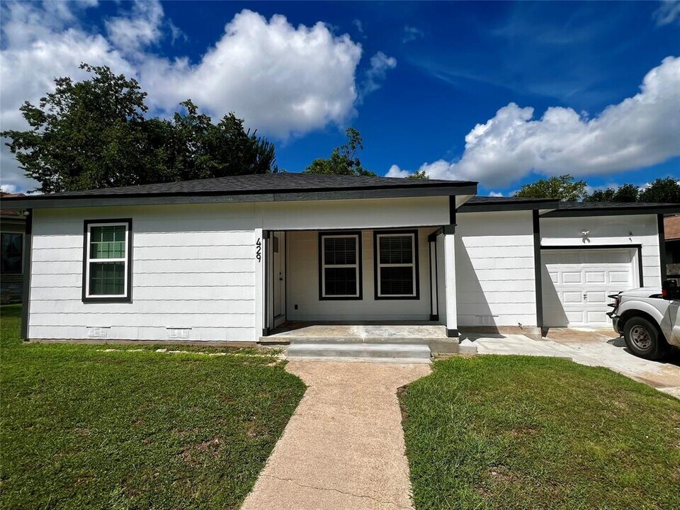 429 Green St in Rockdale, TX - Building Photo