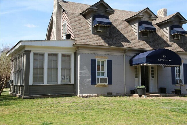 606 Chautauqua Ave in Norman, OK - Building Photo - Building Photo