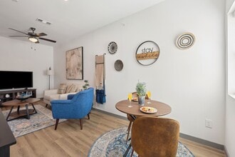 The Vues Apartments in Dallas, TX - Building Photo - Building Photo