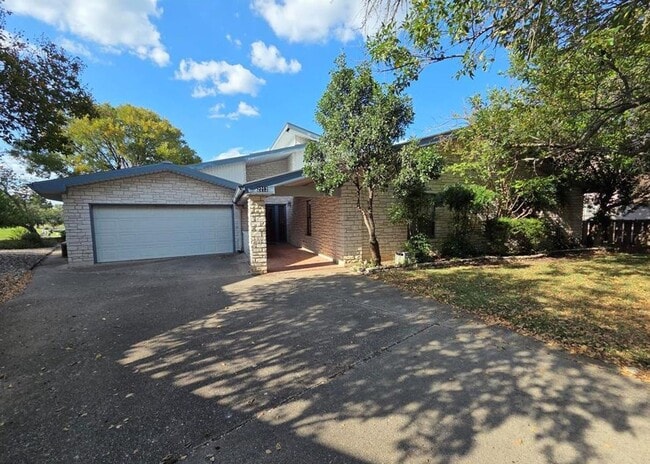 2212 Rock Creek Dr in Kerrville, TX - Building Photo - Building Photo